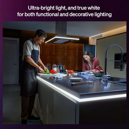 Philips Hue OmniGlow smart lysliste med fuld farveskala lyser køkkenø op med ultra-lys dæmpbar belysning.