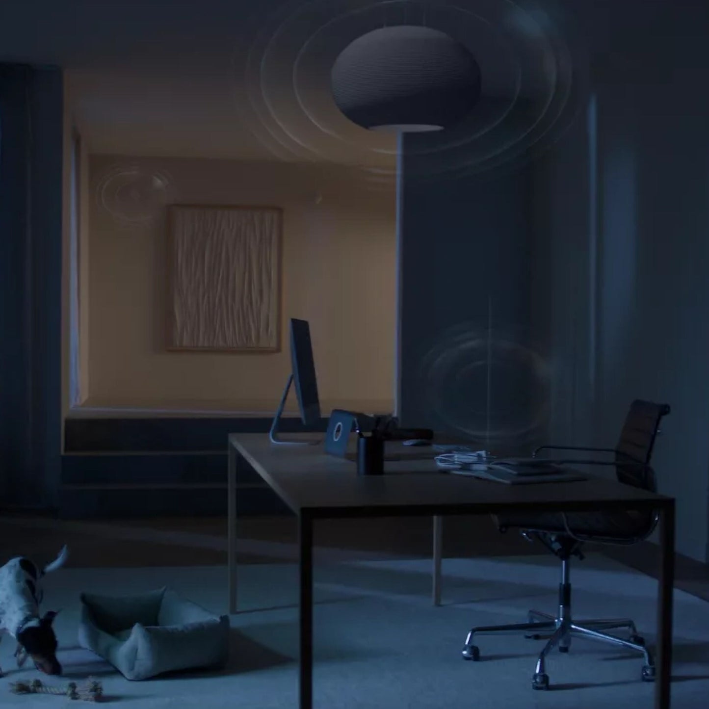 Philips Hue White  Color Ambiance GU10 Startpakke med Bridge Pro lyser kontor op, synlig skrivebord, skærm og stol.