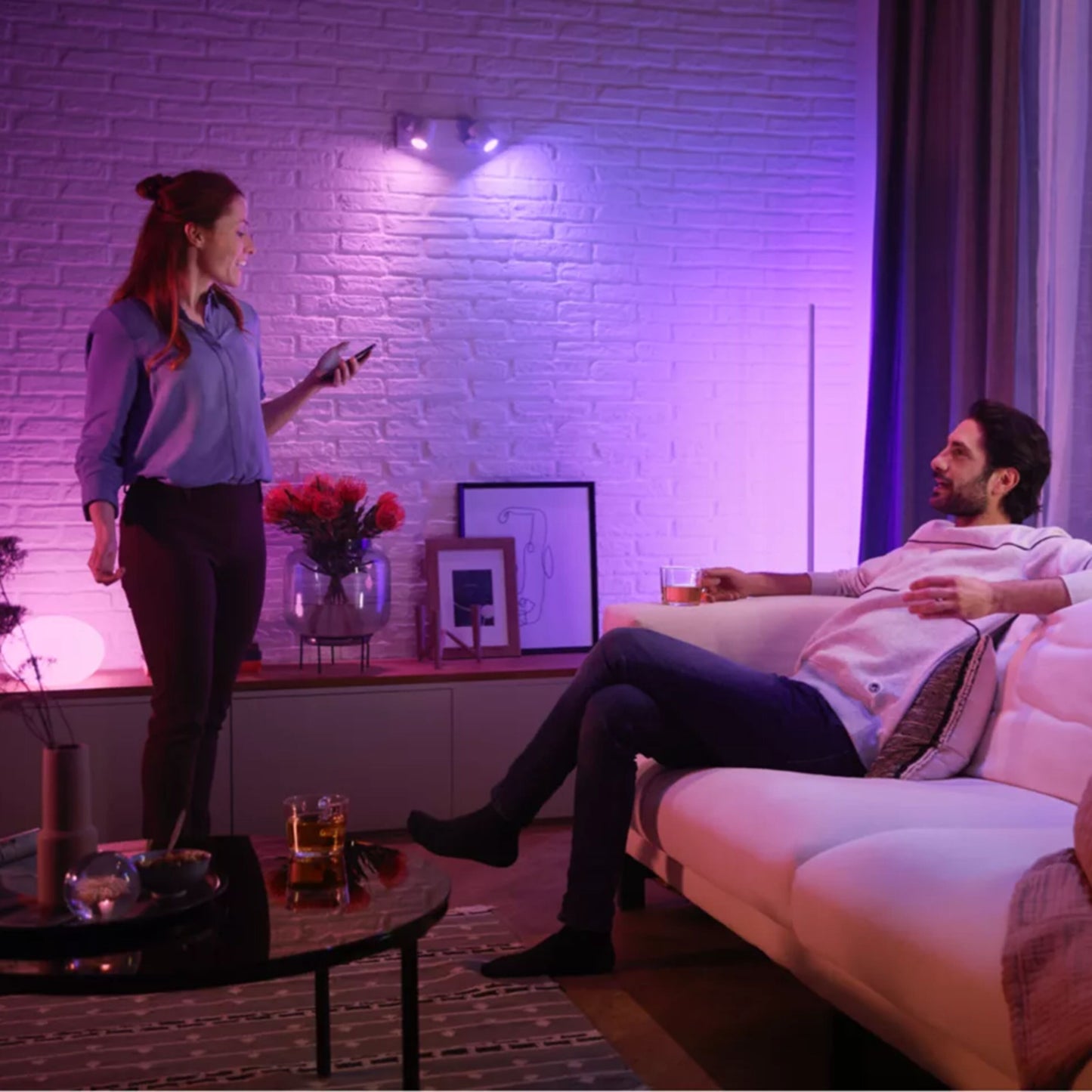 Philips Hue White  Color Ambiance GU10 Startpakke med Bridge Pro, lille smart belysning i moderne stue.