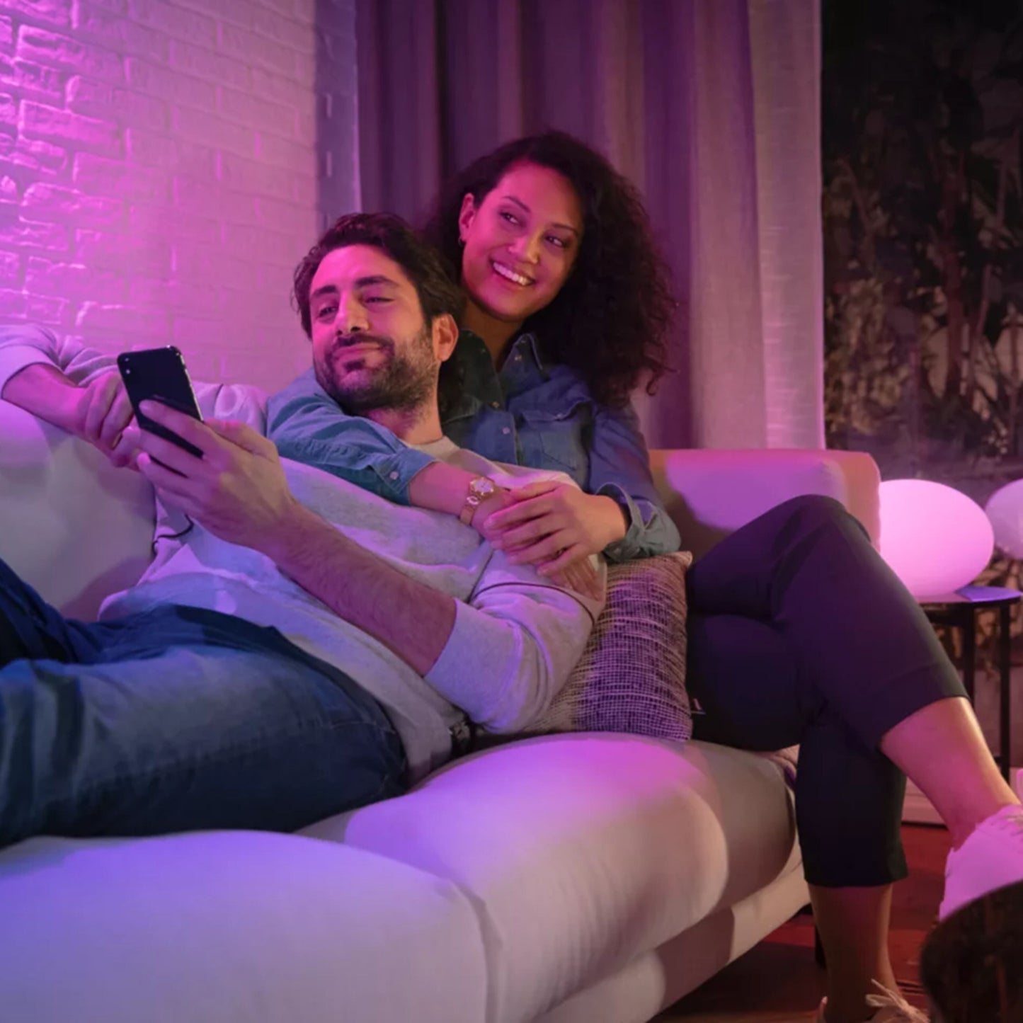 Philips Hue White  Color Ambiance GU10 Startpakke med Bridge Pro lyser rummet op i lilla, synlig styring via smartphone.