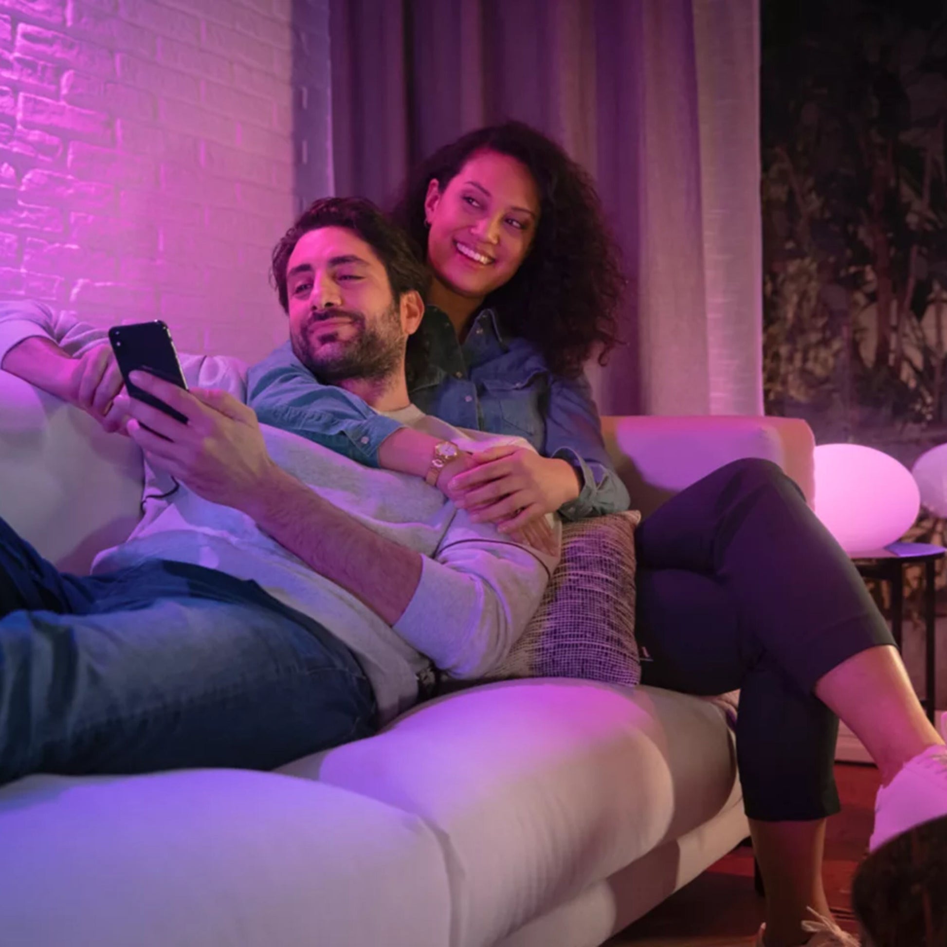 Philips Hue White  Color Ambiance GU10 Startpakke med Bridge Pro lyser rummet op i lilla, synlig styring via smartphone.