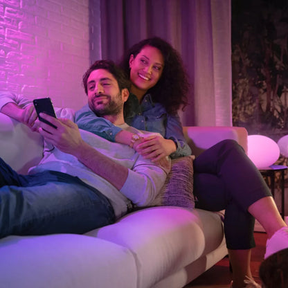 Philips Hue White  Color Ambiance GU10 Startpakke med Bridge Pro lyser rummet op i lilla, synlig styring via smartphone.