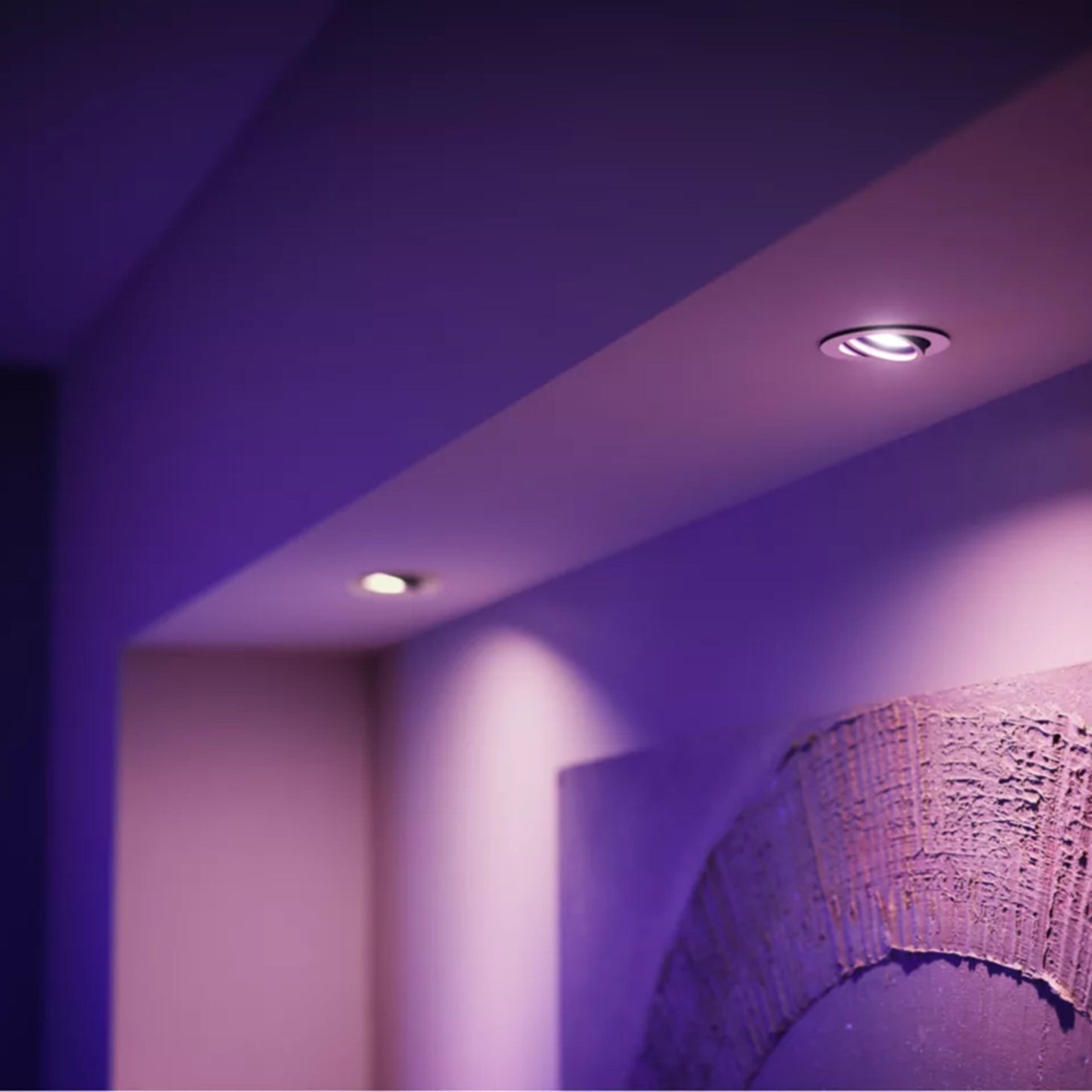 Philips Hue White  Color Ambiance GU10 Startpakke med Bridge Pro, loftspot med lilla lys, abstrakt vægkunst under lyset.