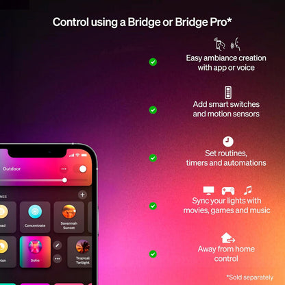 Smartphone med Philips Hue Turaco pære White and Color Ambiance app, funktioner vist med grønne flueben.
