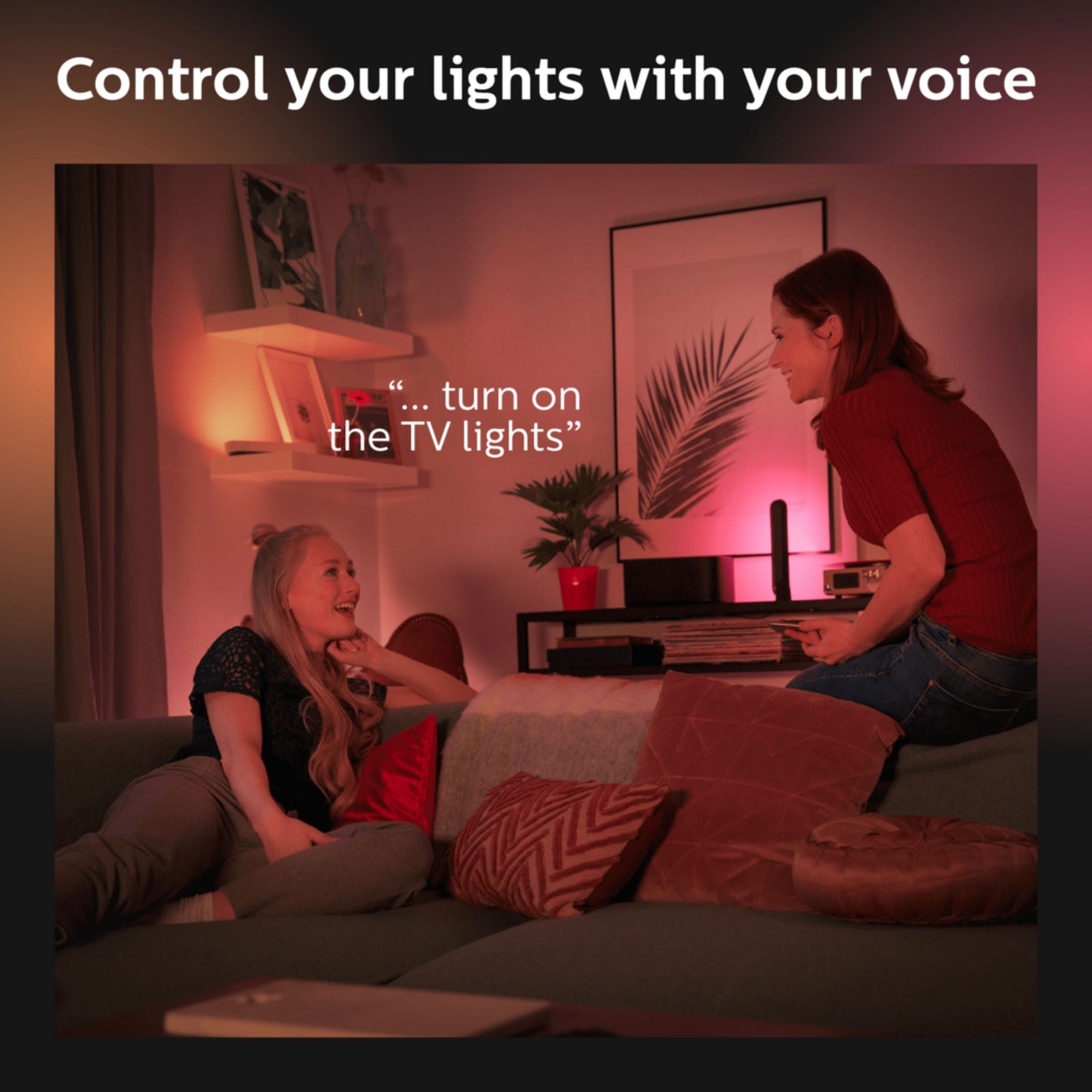 Philips Hue Play light bar 2-pak dæmpbart stemningslys sæt i pink belysning, folk på sofa, smart home-setup.