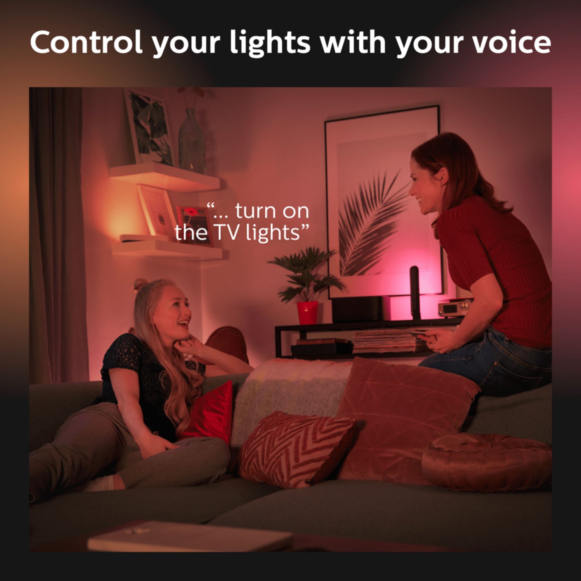 Philips Hue Play light bar 2-pak dæmpbart stemningslys sæt i pink belysning, folk på sofa, smart home-setup.