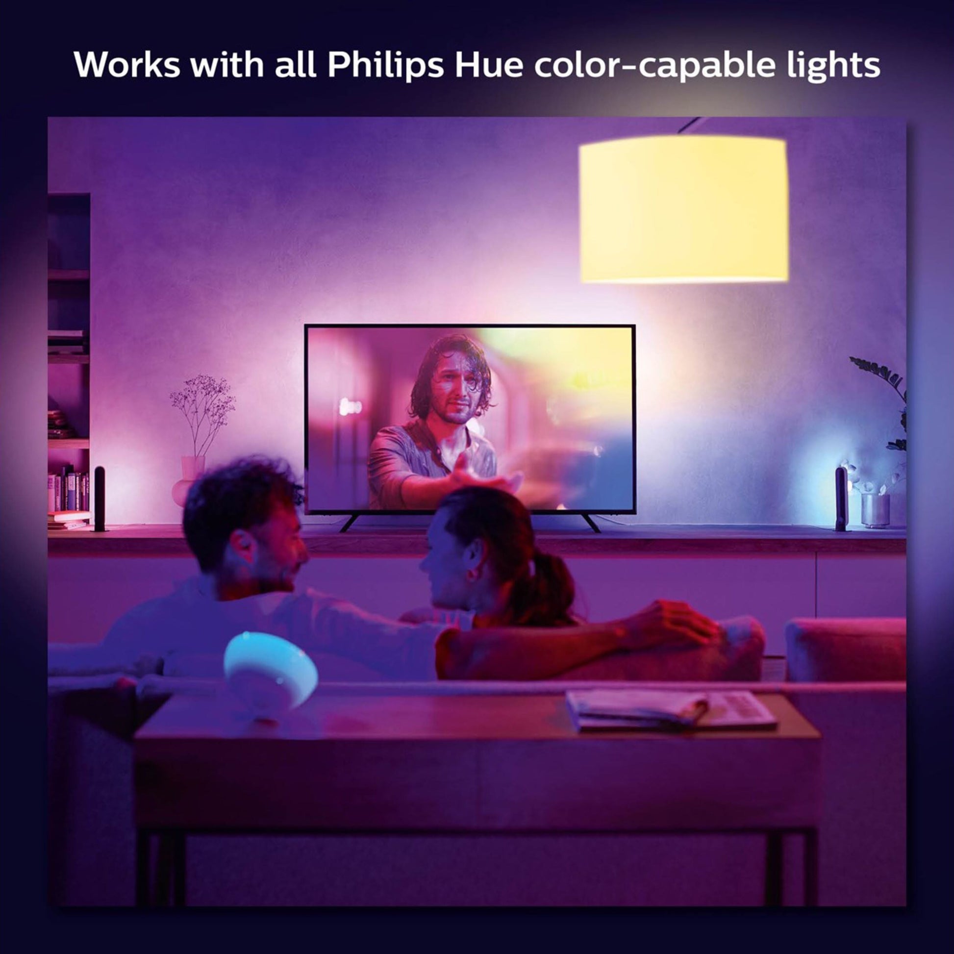 Philips Hue Play Gradient Lightstrip til TV 75" lyser taske tv med film, tekst: Fungerer med alle Philips Hue-farvekompatible lamper.