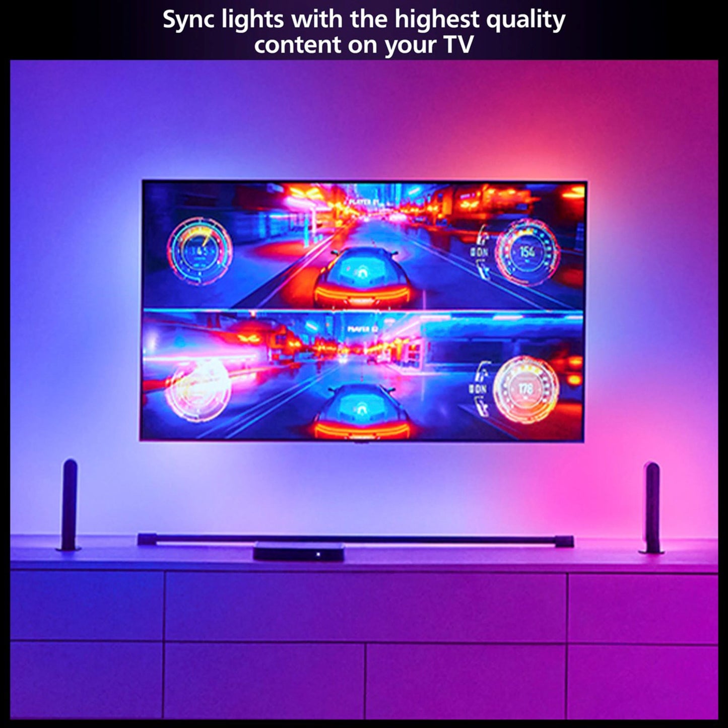 Philips Hue Play HDMI Sync Box 8K Gen 2 synkroniserer LED-lys bag vægmonteret TV, split-screen racerspil på skærmen.