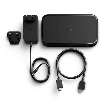 Philips Hue Play HDMI Sync Box 8K Gen 2 sort, rektangulær med to HDMI-kabler og dobbeltstrømforsyning.
