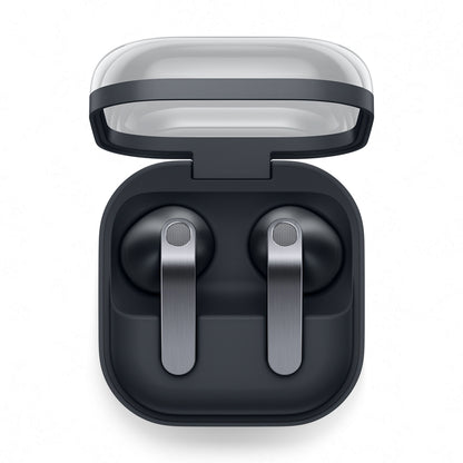 Samsung Galaxy Buds4 sorte trådløse høretelefoner med aktiv støjreduktion i sort opladeetui med gennemsigtigt låg, set oppefra.