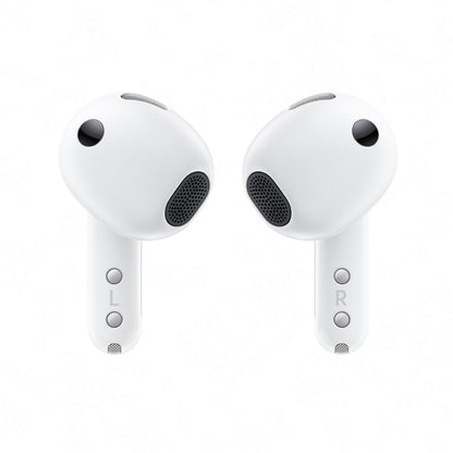 Samsung Galaxy Buds4 trådløse høretelefoner i hvid med L og R mærker, små lydgitre og aktiv støjreduktion.