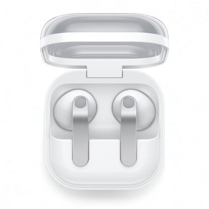 Samsung Galaxy Buds4 hvide trådløse høretelefoner med sølvdetaljer i åbent etui set ovnfra, aktiv støjreduktion.