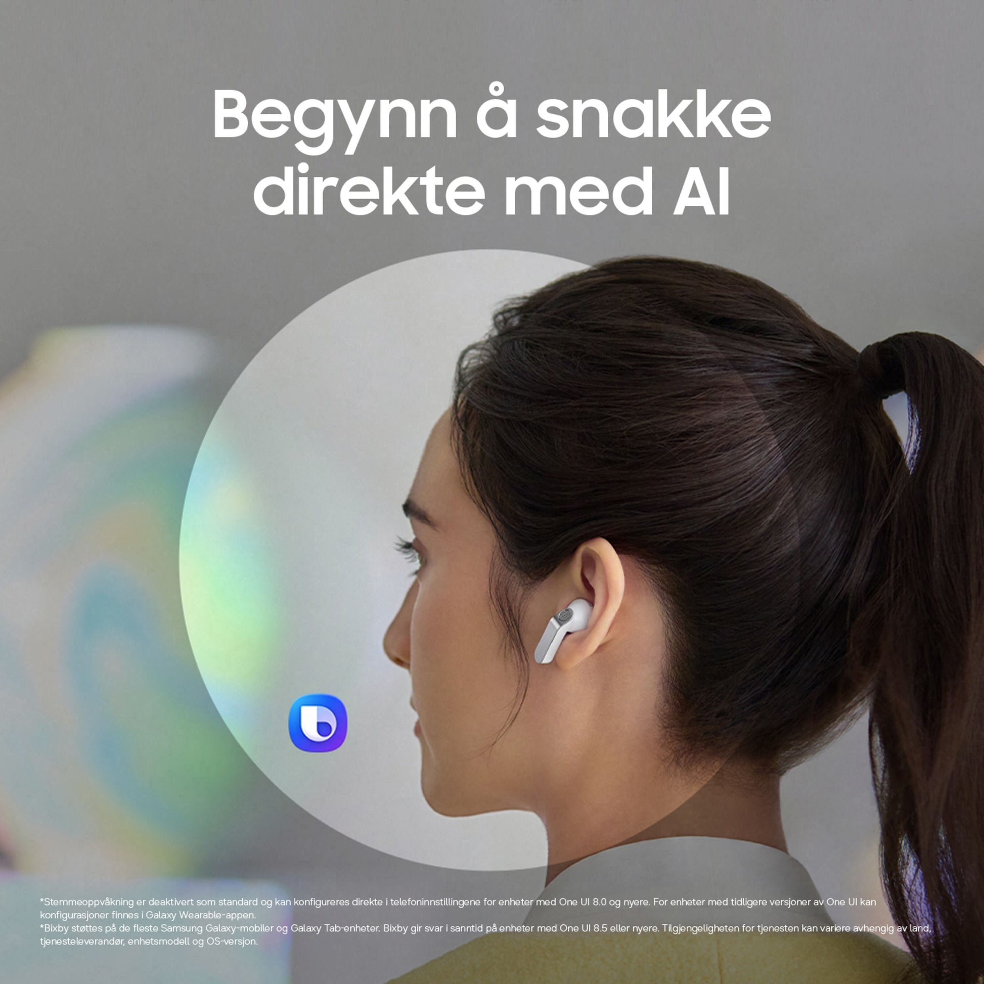 Samsung Galaxy Buds4 trådløse høretelefoner i hvid på kvinde fra siden, tekst "Begynn å snakke direkte med AI," ved øret.
