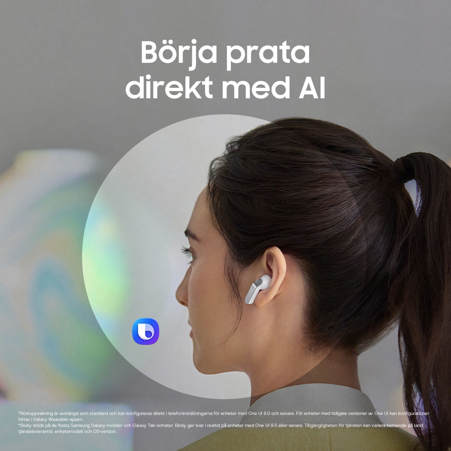 Samsung Galaxy Buds4 hvid med aktiv støjreduktion, kvinde tager dem på, svensk tekst "Börja prata direkt med AI", assistentikon.