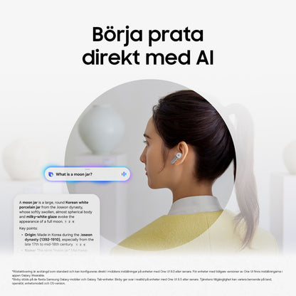 Samsung Galaxy Buds4 Pro Sort med aktiv støjreduktion bæres, AI-assistent vises på skærm med svensk og engelsk tekst.