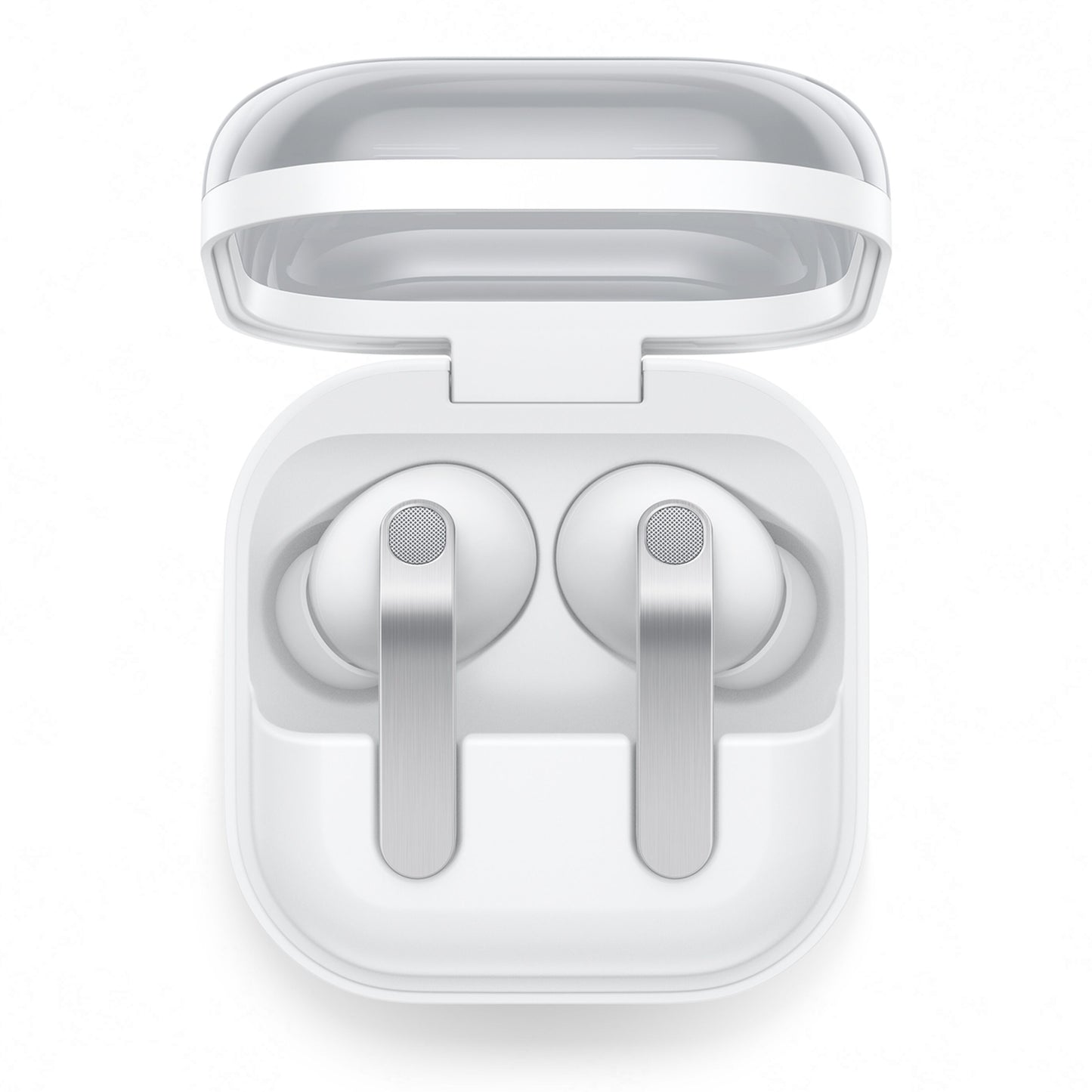 Samsung Galaxy Buds4 Pro trådløse in-ear høretelefoner hvid med sølvfarvede stænger i åbent hvidt opladningsetui.