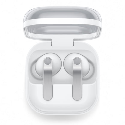 Samsung Galaxy Buds4 Pro trådløse in-ear høretelefoner hvid med sølvfarvede stænger i åbent hvidt opladningsetui.