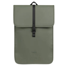 Gaston Luga Däsh Backpack 13/14" computer rygsæk, oliven, genanvendte materialer, flaplukning med sort rem og spænde.