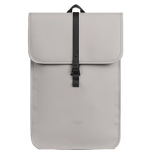 Gaston Luga Däsh Backpack 13/14" taupe computer rygsæk, flaplukning, sort rem/spænde, lille hank, passer til 14" laptop.