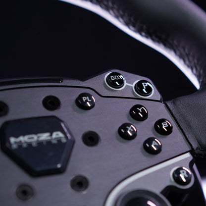 MOZA Racing R5 racersimulator med rat og pedaler, forskellige knapper (PL, B, HY), tekstureret greb og synlige syninger.