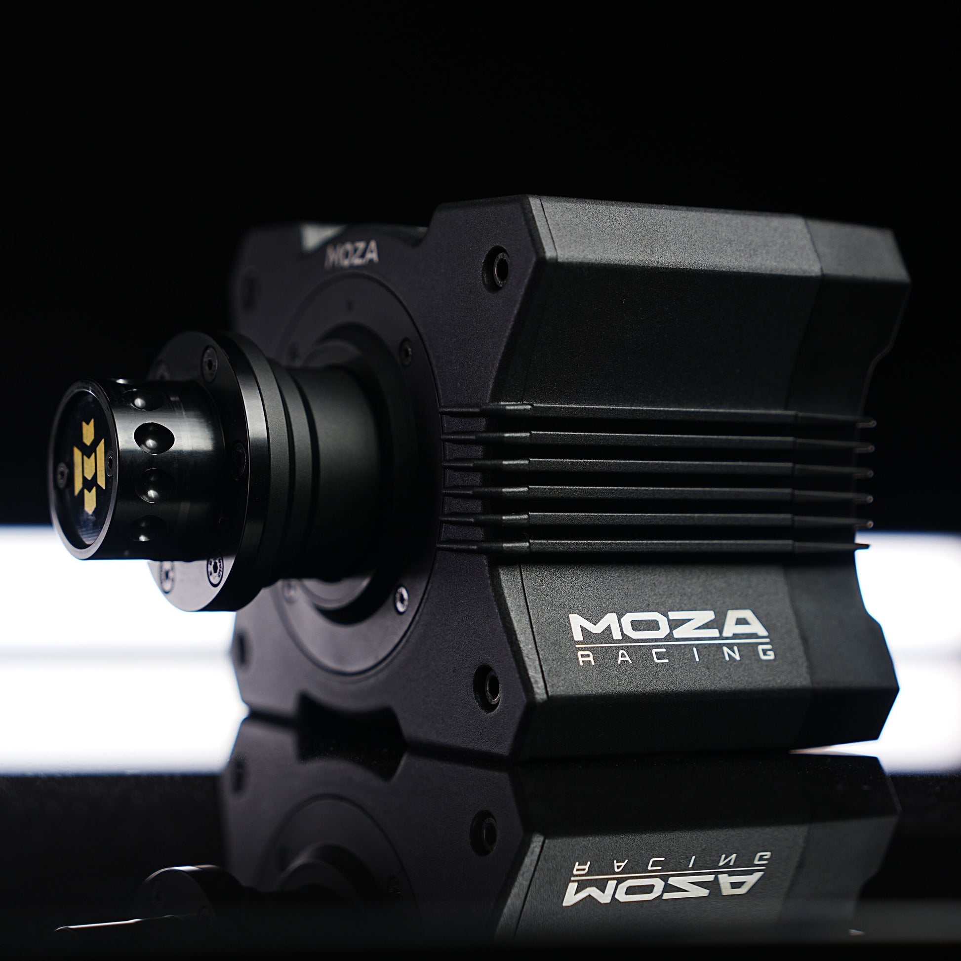 MOZA Racing R5 racersimulator med rat og pedaler, sort direct drive-design, MOZA-logo synligt.