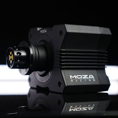 MOZA Racing R5 racersimulator med rat og pedaler, sort direct drive-design, MOZA-logo synligt.