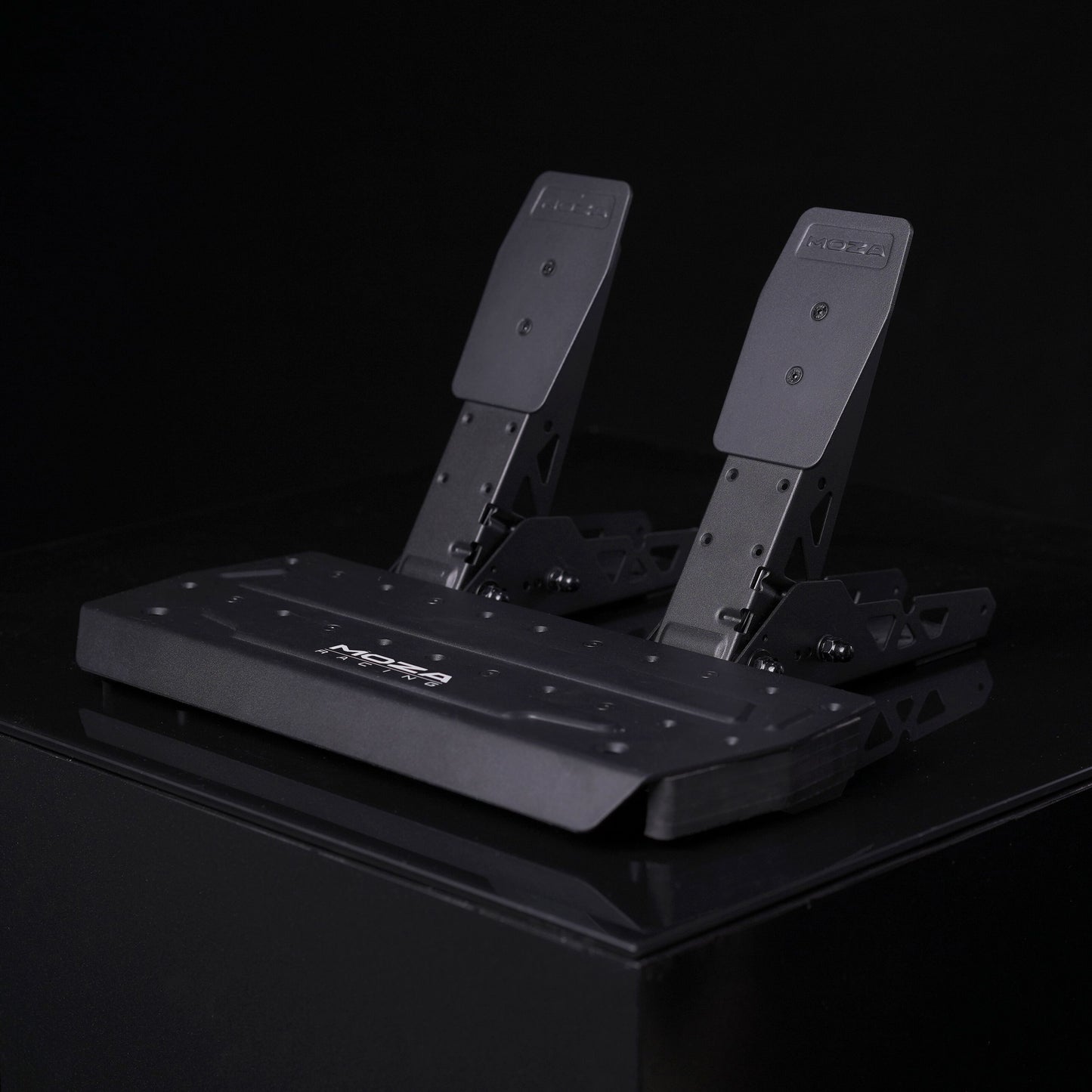 MOZA Racing R5 racersimulator med rotte, sorte metalpedaler med direkte drevstøtte på rektangulær base.