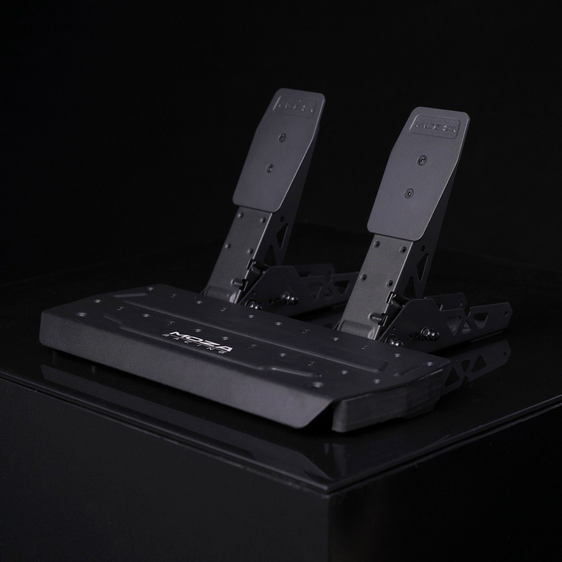 MOZA Racing R5 racersimulator med rotte, sorte metalpedaler med direkte drevstøtte på rektangulær base.