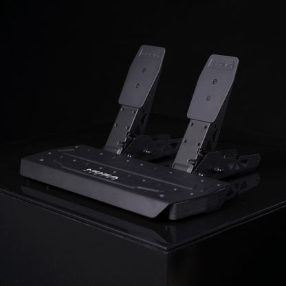 MOZA Racing R5 racersimulator med rotte, sorte metalpedaler med direkte drevstøtte på rektangulær base.