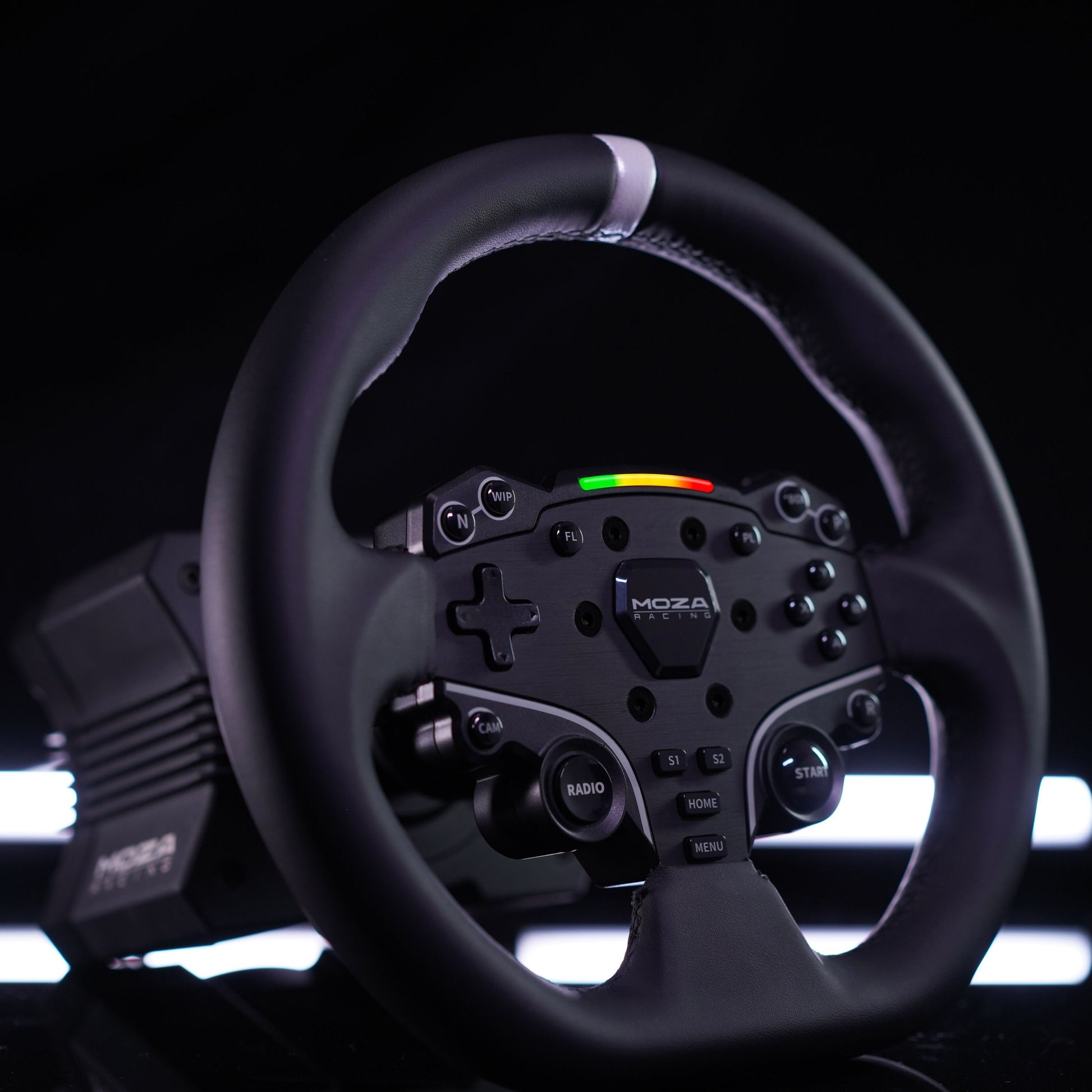 MOZA Racing R5 racersimulator med rat, pedaler, knapper, D-pad og LED-lys mod mørk baggrund med hvide lyseffekter.