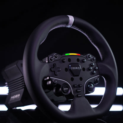 MOZA Racing R5 racersimulator med rat, pedaler, knapper, D-pad og LED-lys mod mørk baggrund med hvide lyseffekter.
