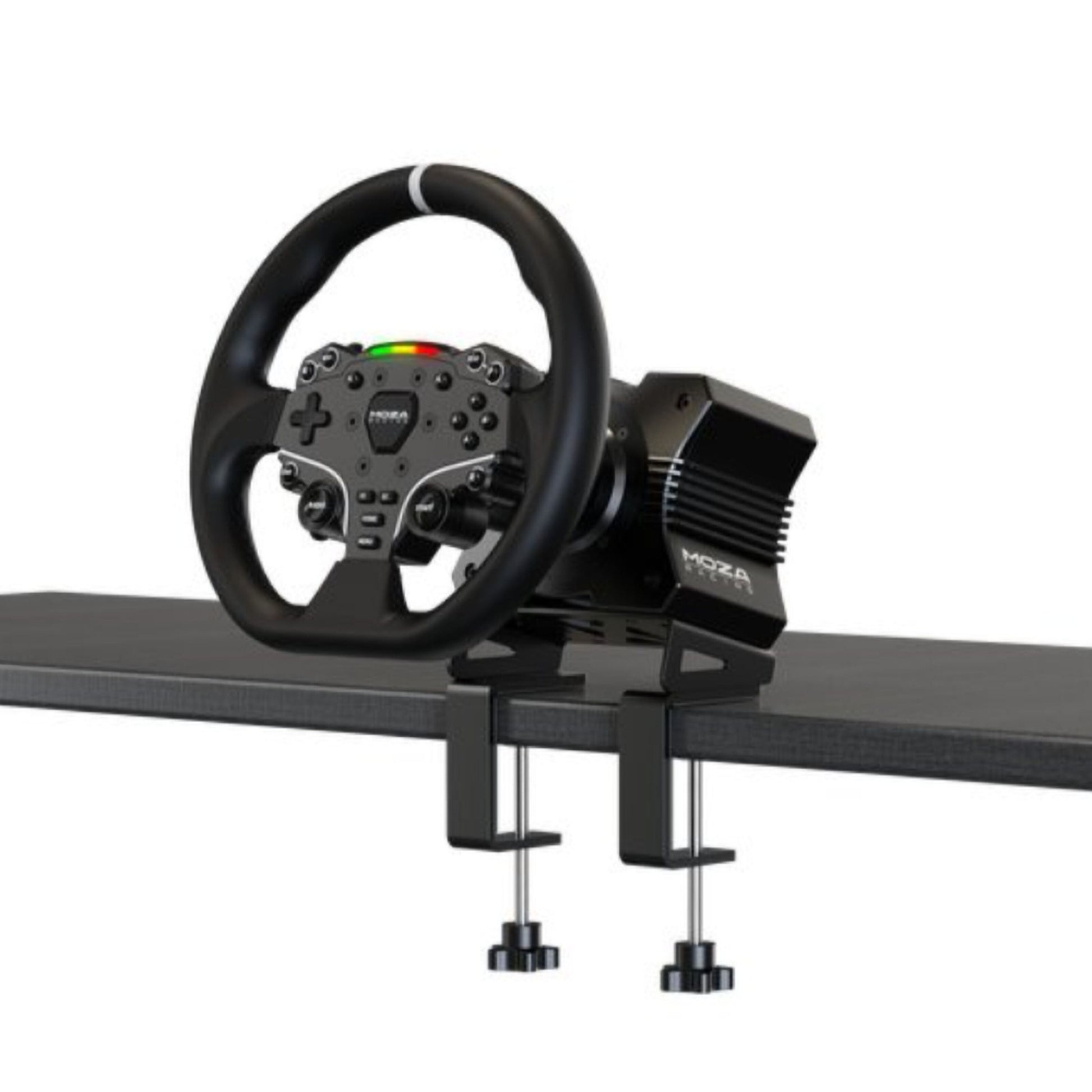 MOZA Racing R5 racersimulator med rat og pedaler monteret på skrivebordskant med to justerbare klemmer.