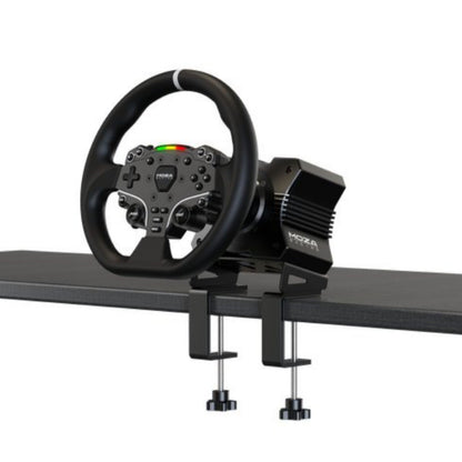 MOZA Racing R5 racersimulator med rat og pedaler monteret på skrivebordskant med to justerbare klemmer.
