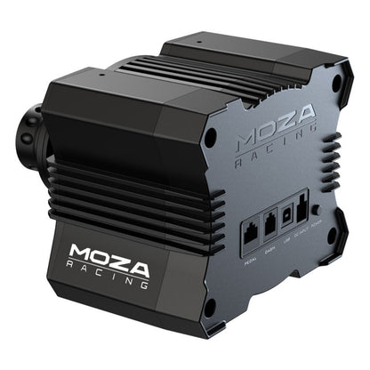 MOZA Racing R5 racersimulator sort med rat, pedaler, køleprofiler og bagpanel med mærkede porte og tænd/sluk-knap.
