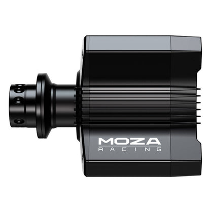 MOZA Racing R5 racersimulator sideview med rat, pedaler, sort direct drive akselafstand, køleribber og hvidt MOZA-logo.