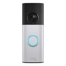 Ring Battery Video Doorbell Plus Retinal 2K i nikkelfarve, kamera øverst, blåt oplyst knap, Ring-logo nederst.