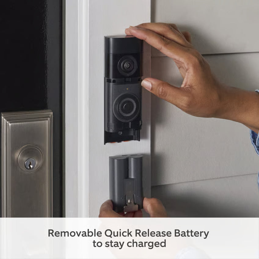 Ring Battery Video Doorbell Plus Retinal 2K Nickel Silver monteret ved døren, med udskifteligt batteri, tekst: Aftageligt batteri med hurtigudløser.