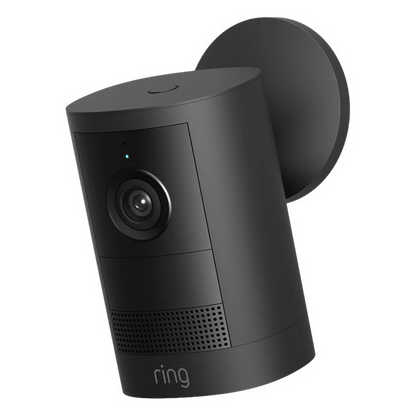 Ring Outdoor Cam Plus Battery Retinal 2K sort overvågningskamera til vægmontering, linse og indikatorlampe synlige, Ring-logo nederst.