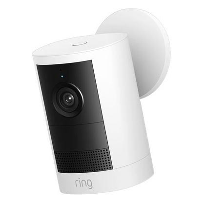 Ring Outdoor Cam Plus Battery Retinal 2K udendørs overvågningskamera, hvid, monteret med cirkulær fod, frontvendt linse.