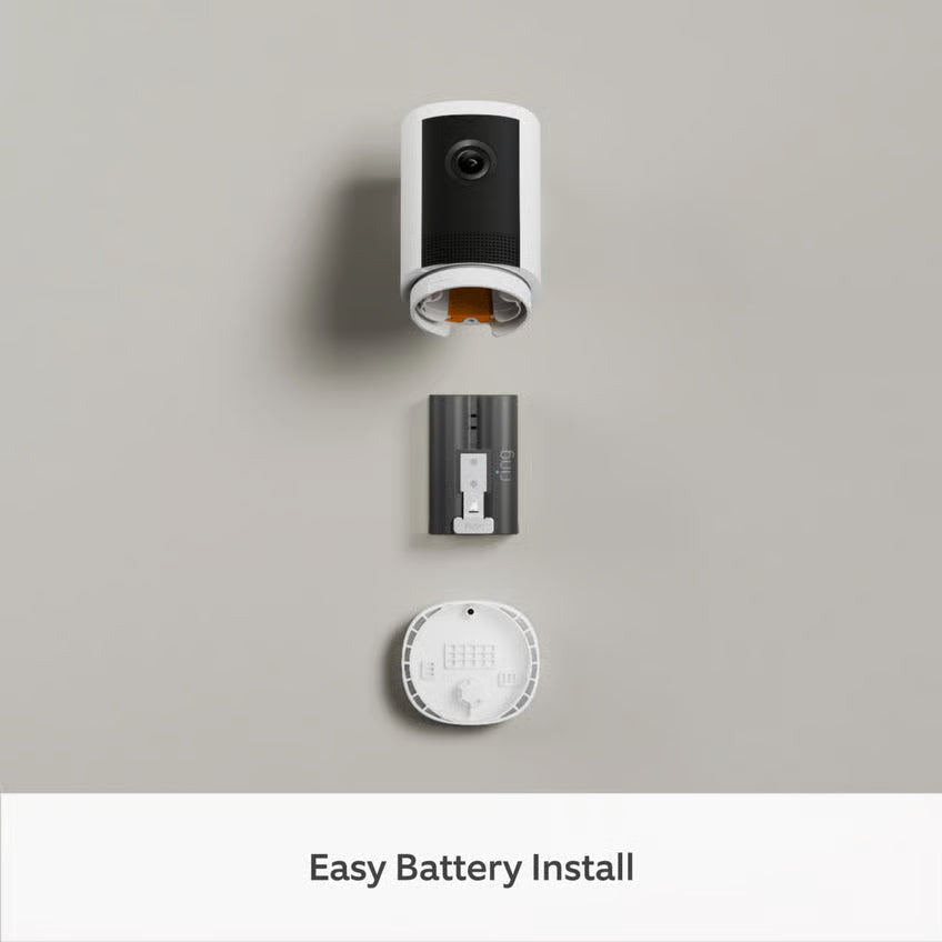 Ring Outdoor Cam Plus Battery Retinal 2K hvid med batteri og monteringsplade vist lodret, tekst: Nem batteriinstallation.
