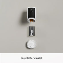 Ring Outdoor Cam Plus Battery Retinal 2K hvid med batteri og monteringsplade vist lodret, tekst: Nem batteriinstallation.