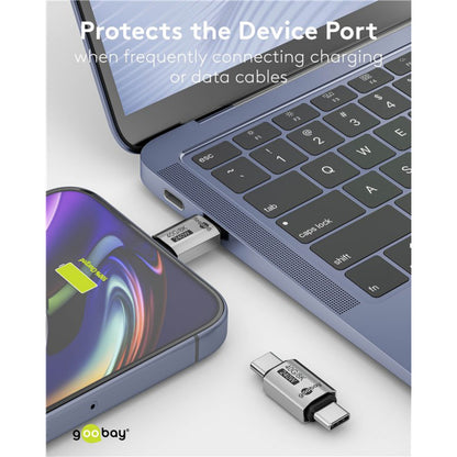 Laptop og smartphone forbundet med USB-C-adapter lige, USB4, 40 Gbit/s, 240 W, ekstra adapter ved siden af.