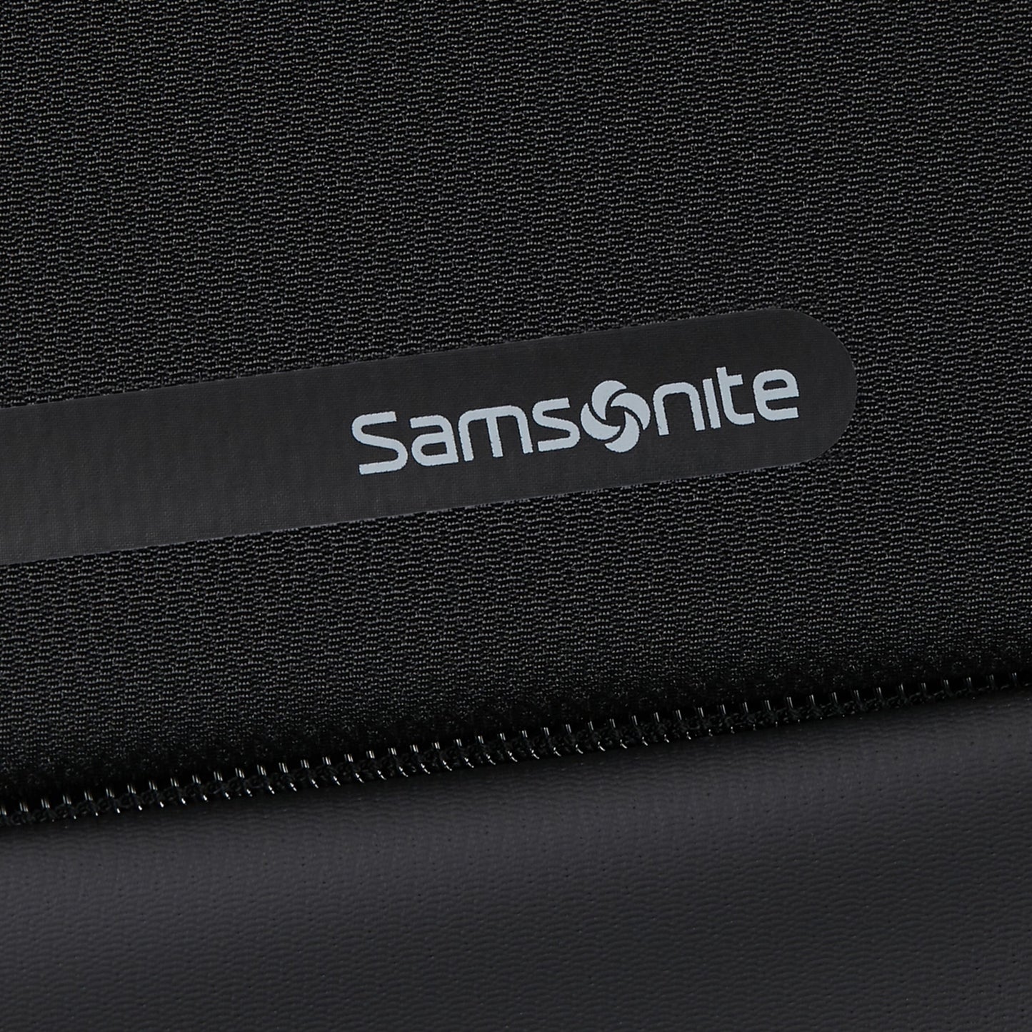 Sort Samsonite Moderne Computer Taske 15,6" med hvidt logo med snirklet "o" og sort lynlås på forsiden.