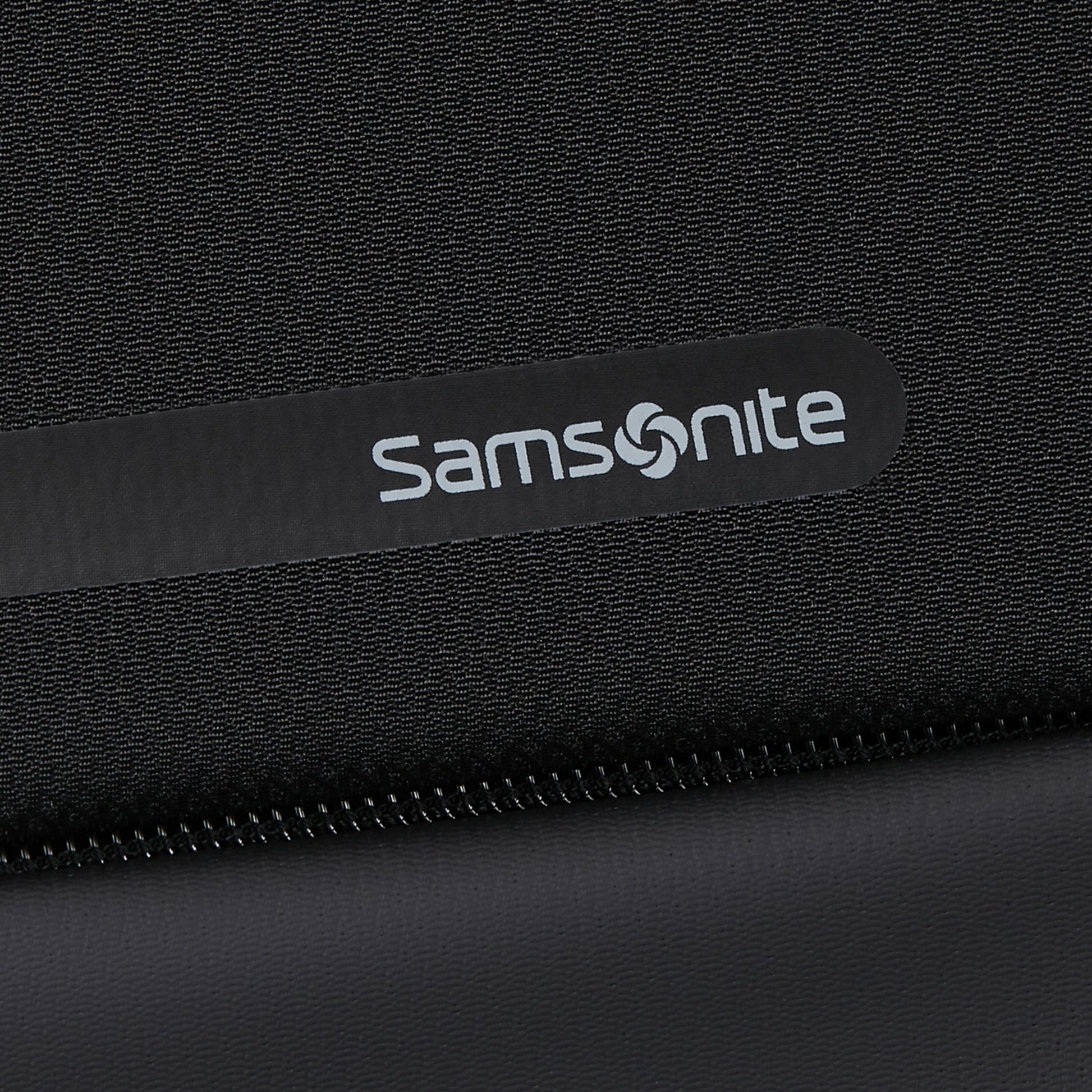 Sort Samsonite Moderne Computer Taske 15,6" med hvidt logo med snirklet "o" og sort lynlås på forsiden.
