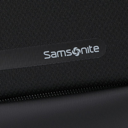 Sort Samsonite Moderne Computer Taske 15,6" med hvidt logo med snirklet "o" og sort lynlås på forsiden.