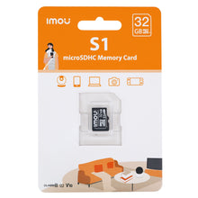 Imou S1 microSD-hukommelseskort 32GB emballage med kompatibilitetsikoner og stueillustration, orange sofa.