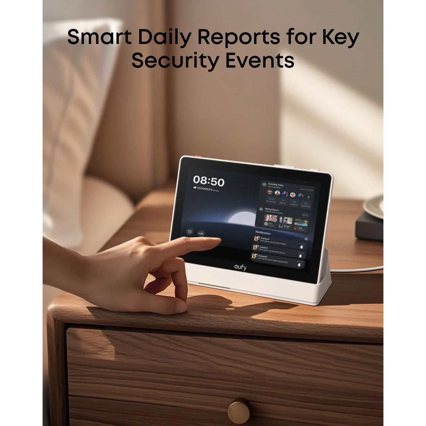 Eufy Smart Display E10 sikkerhedsdisplay på natbord, viser sikkerhedsdashboard og daglige rapporter, tekst: Smarte daglige rapporter.