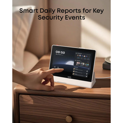 Eufy Smart Display E10 sikkerhedsdisplay på natbord, viser sikkerhedsdashboard og daglige rapporter, tekst: Smarte daglige rapporter.