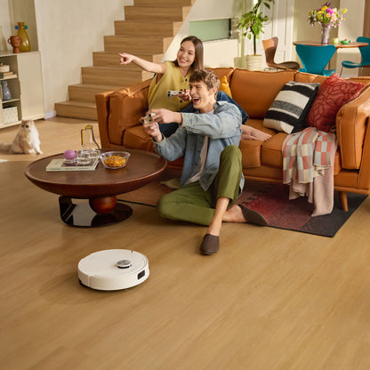 Roborock Q10 VF+ robotstøvsuger med ladestation hvid i brug i stue, til personer og kat tæt på.
