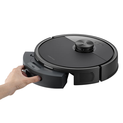 Roborock Q7 TF+ robotstøvsuger sort med ladestation, rund model, hånd fjerner støvbeholder.